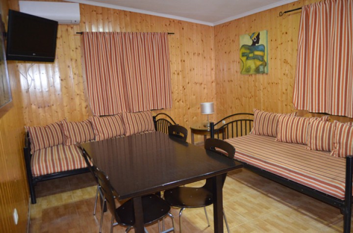 Bungalow 2 Bedrooms with Bunk Bed - Sitting Room